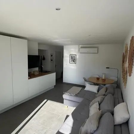 Appt St Tropez ,magnifique T2, 2 Piscines ,terrasse, Emplacement Ideal ,front De Mer,parking , A 2 Pas Du Centre , Magnifique