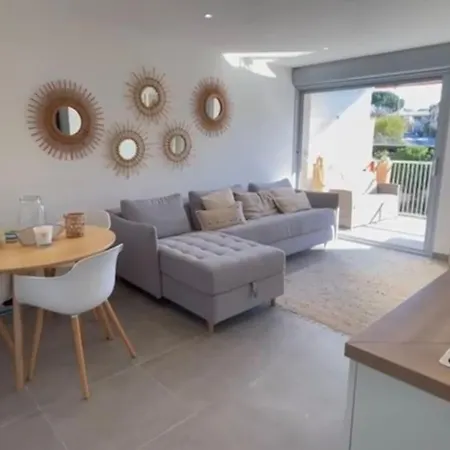 Appt St Tropez ,magnifique T2, 2 Piscines ,terrasse, Emplacement Ideal ,front De Mer,parking , A 2 Pas Du Centre , Magnifique Appartement *