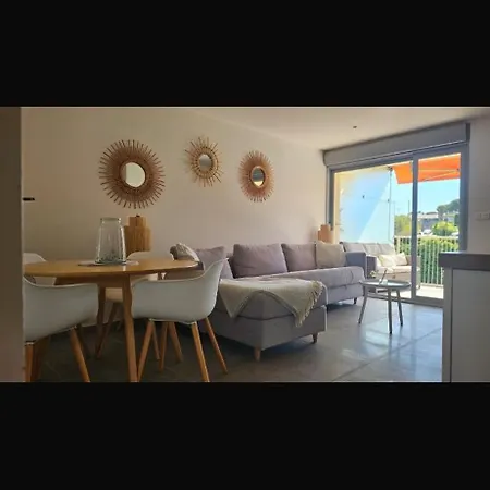 Appt St Tropez ,magnifique T2, 2 Piscines ,terrasse, Emplacement Ideal ,front De Mer,parking , A 2 Pas Du Centre , Magnifique